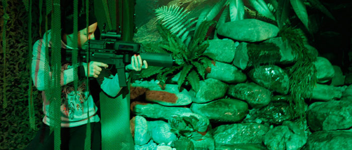 Dschungel fluss mit Boot im Hintergrund